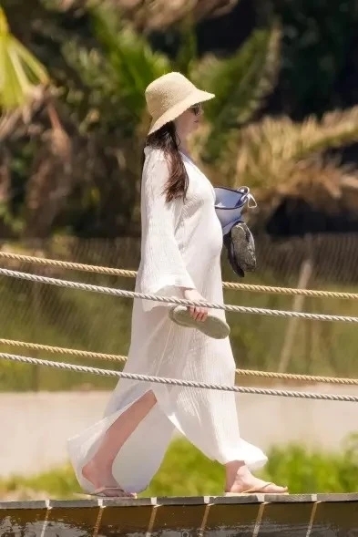 Hathaway xác nhận mang thai mới đây. Ảnh: @Backgird.(1) ba49ad80720a8e317adda476c0a5a8be_baby_board_anne_hathaway_debuts_131548542_11zon.jpg